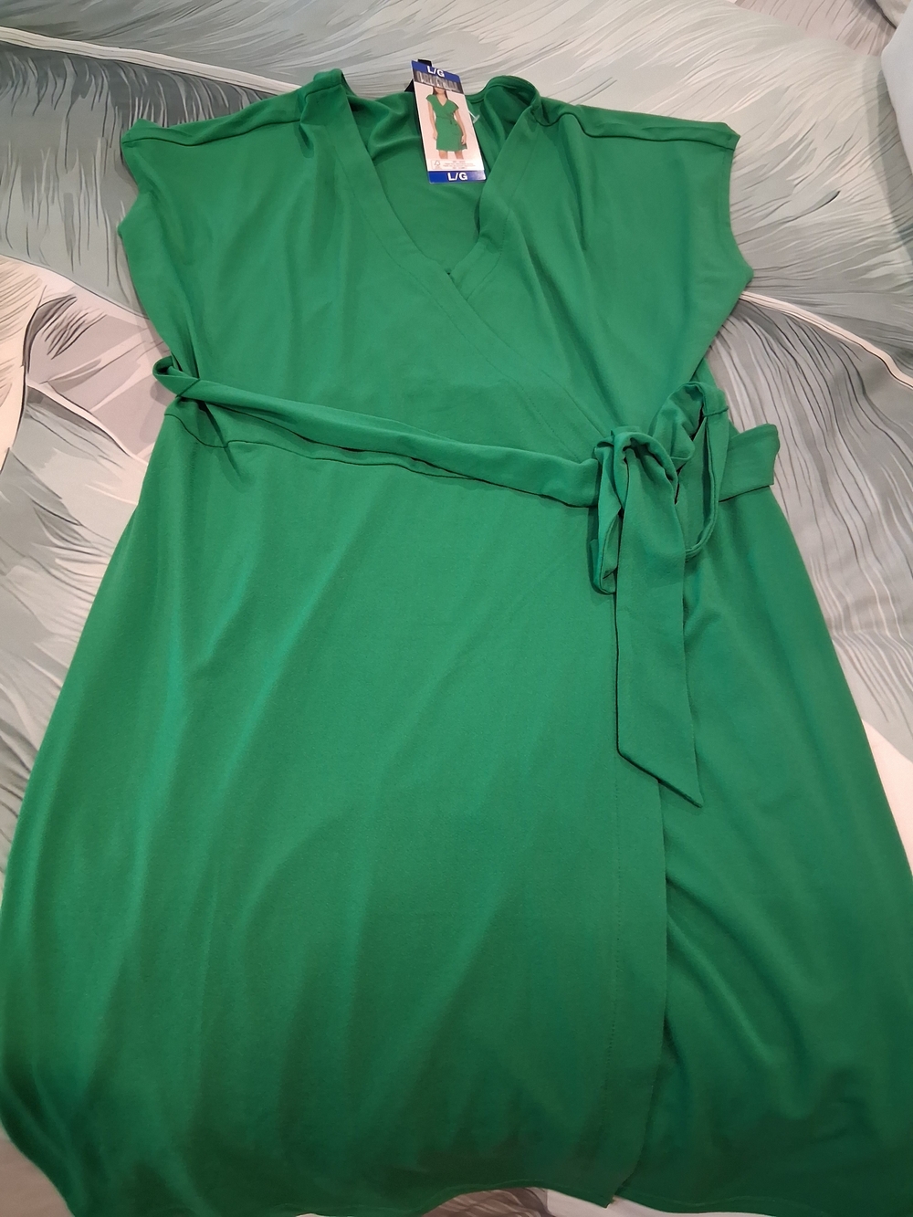 NWT ! Beautiful Nicole Miller Kelly Green Color Wrap Midi Dress 💚💚💚